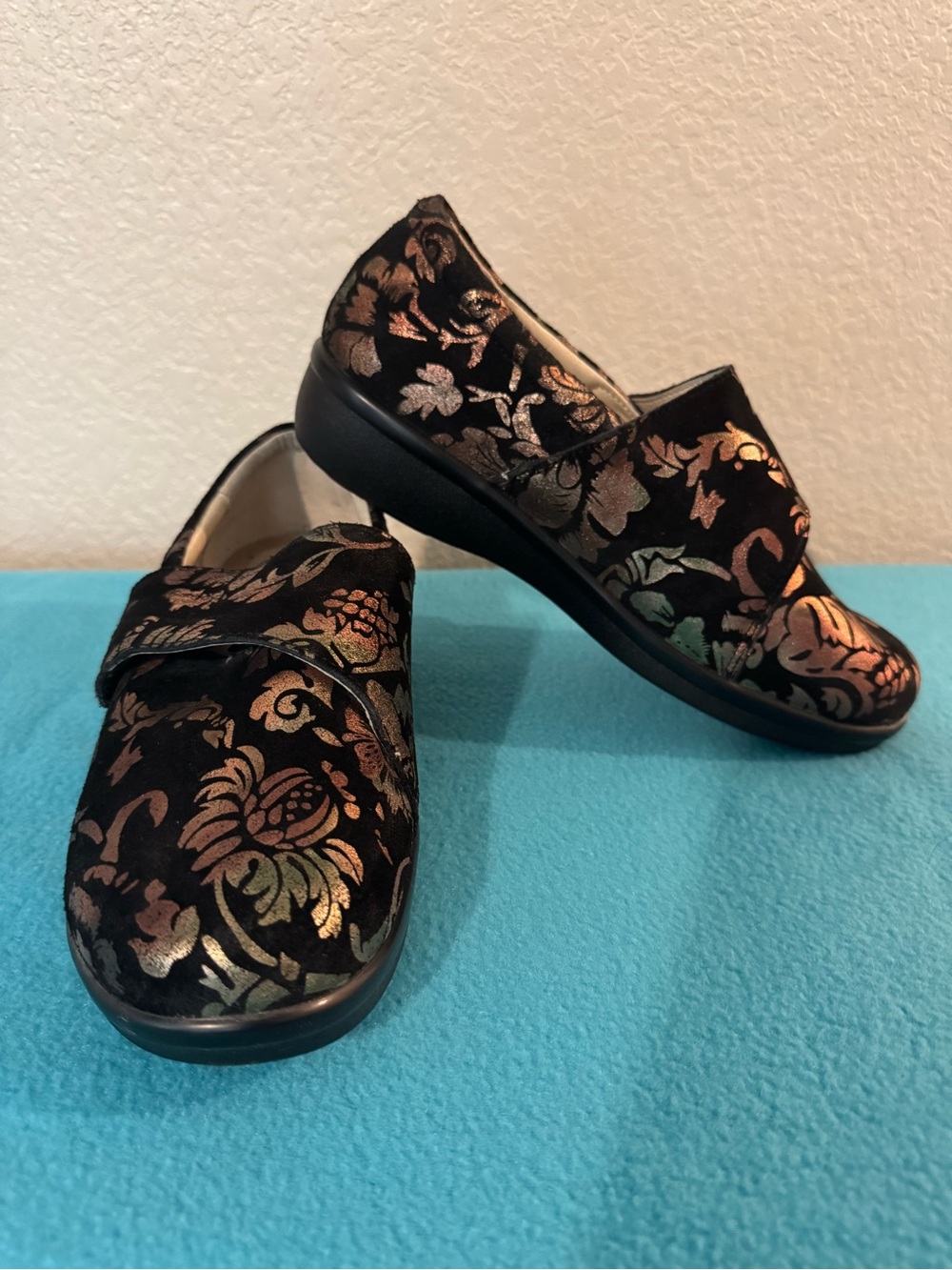 Alegria Women's Black Floral Metallic Clog Shoes